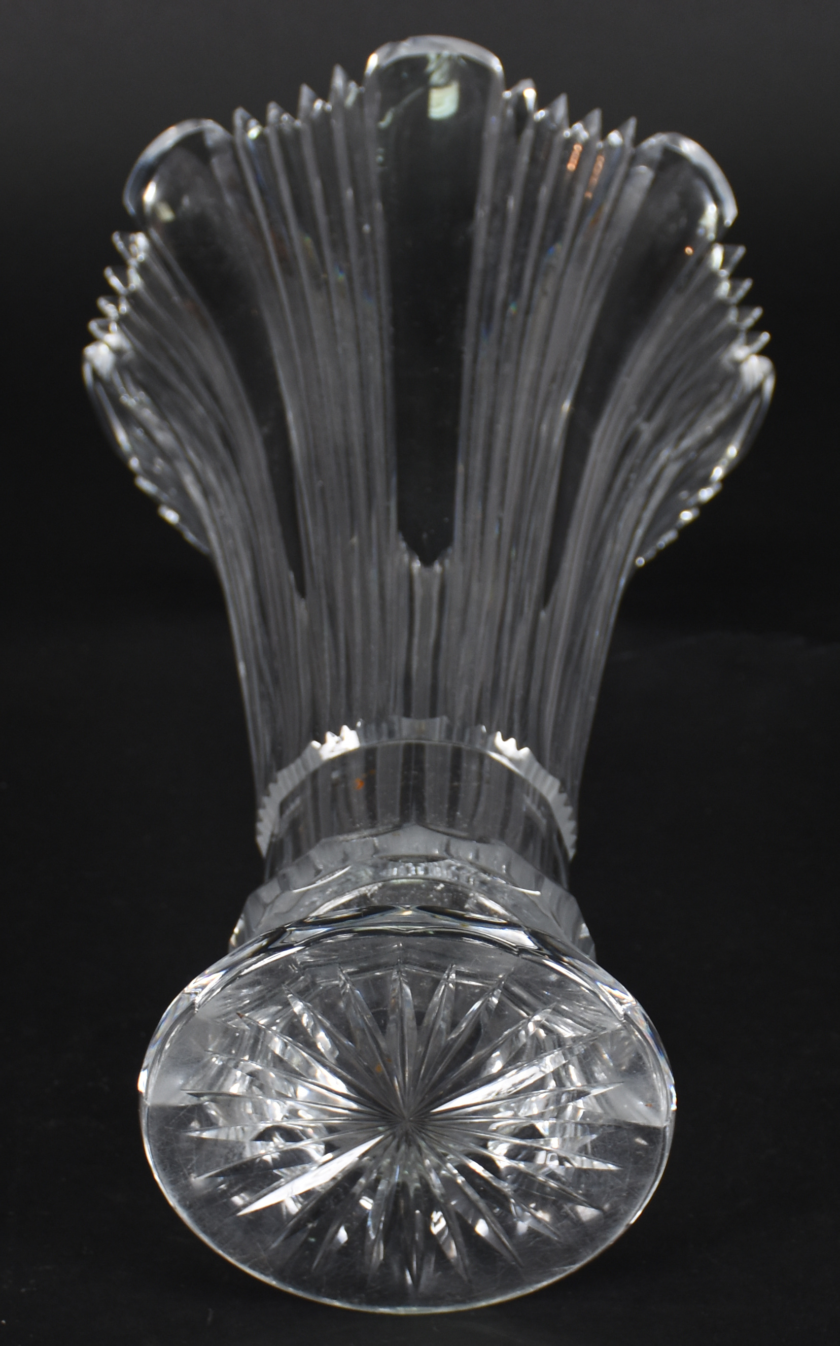 Vaso de cristal europeu lapidado em frisos ( pequeno lascado na borda) - foto 3 de 4