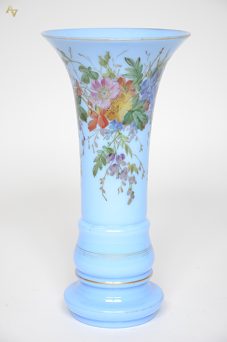 Vaso de opalina azul com pintura floral em policromia. Altura 39,5 cm. - foto 2 de 2