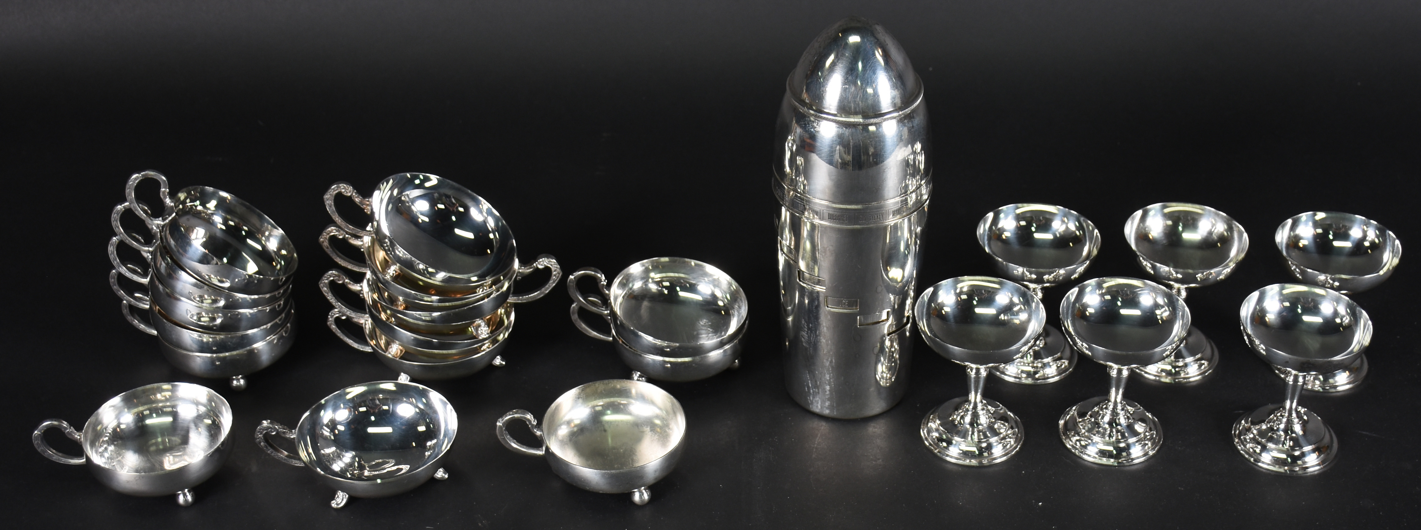 Diversas peças de metal prateado, sendo: coqueteleira , 6 taças de pé... - foto 2 de 8