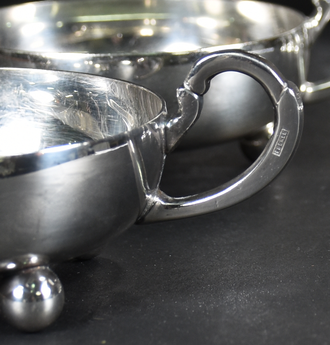 Diversas peças de metal prateado, sendo: coqueteleira , 6 taças de pé... - foto 4 de 8