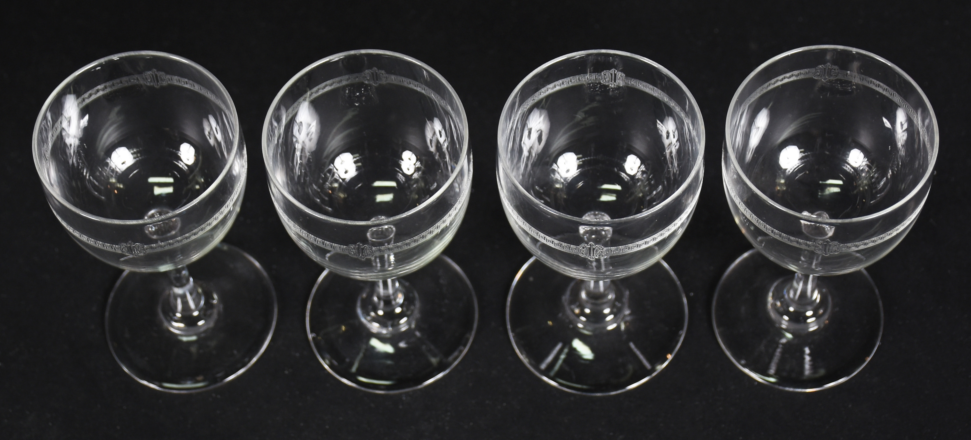 Oito cálices para licor de cristal com "grega" lavrada. - foto 2 de 3