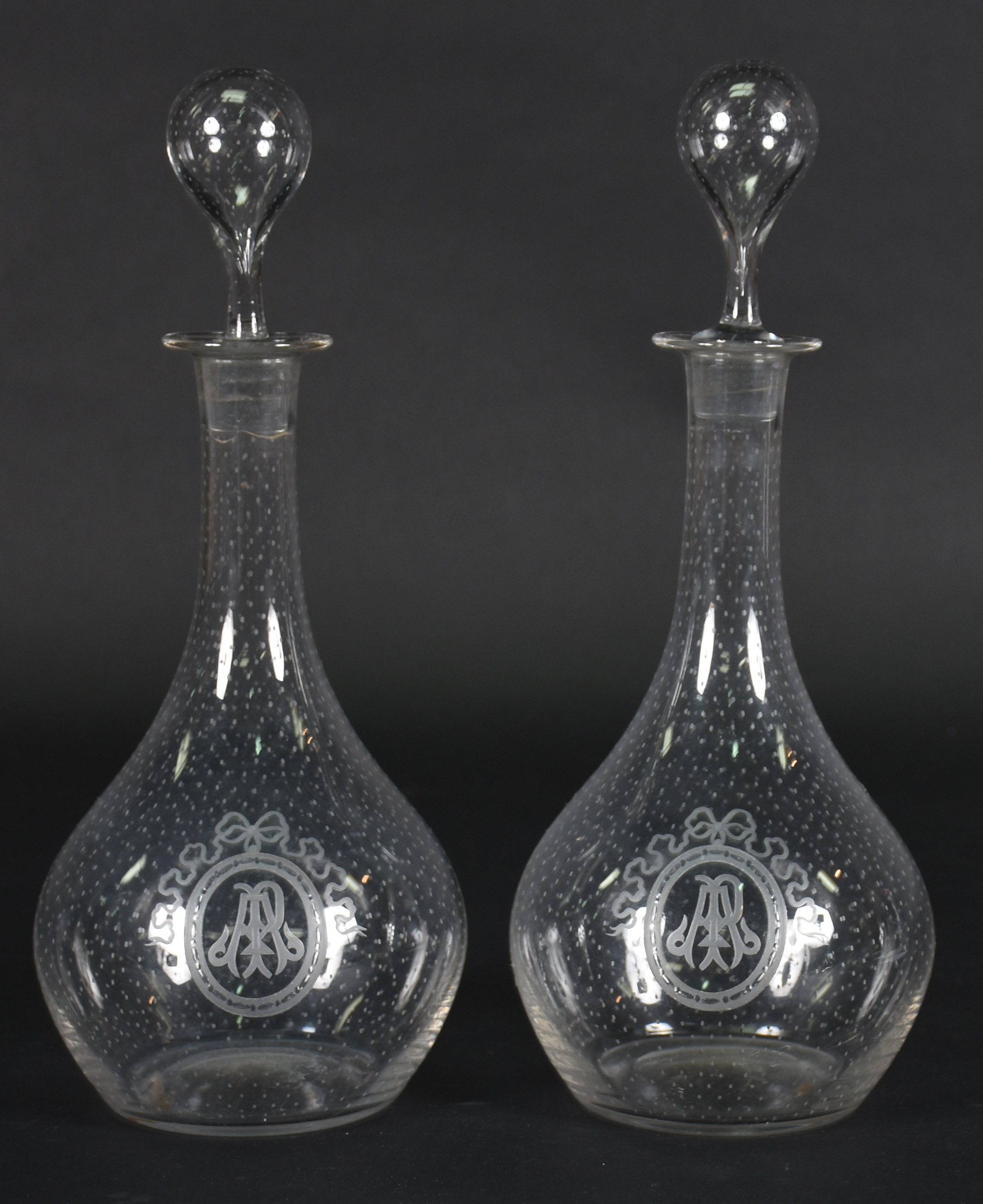 Par de finas licoreiras de cristal francês com monograma, decoração... - foto 1 de 3