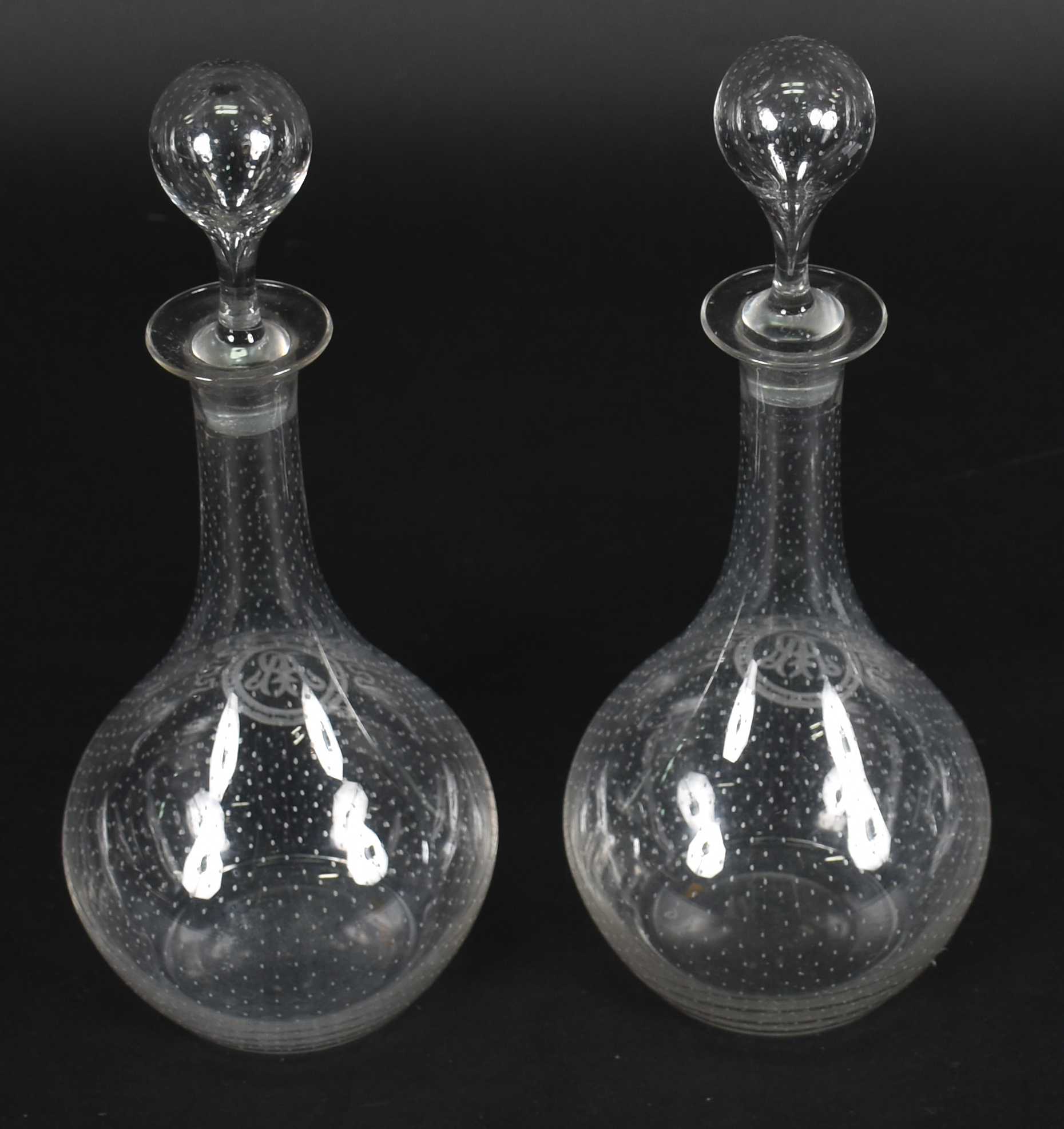 Par de finas licoreiras de cristal francês com monograma, decoração... - foto 2 de 3