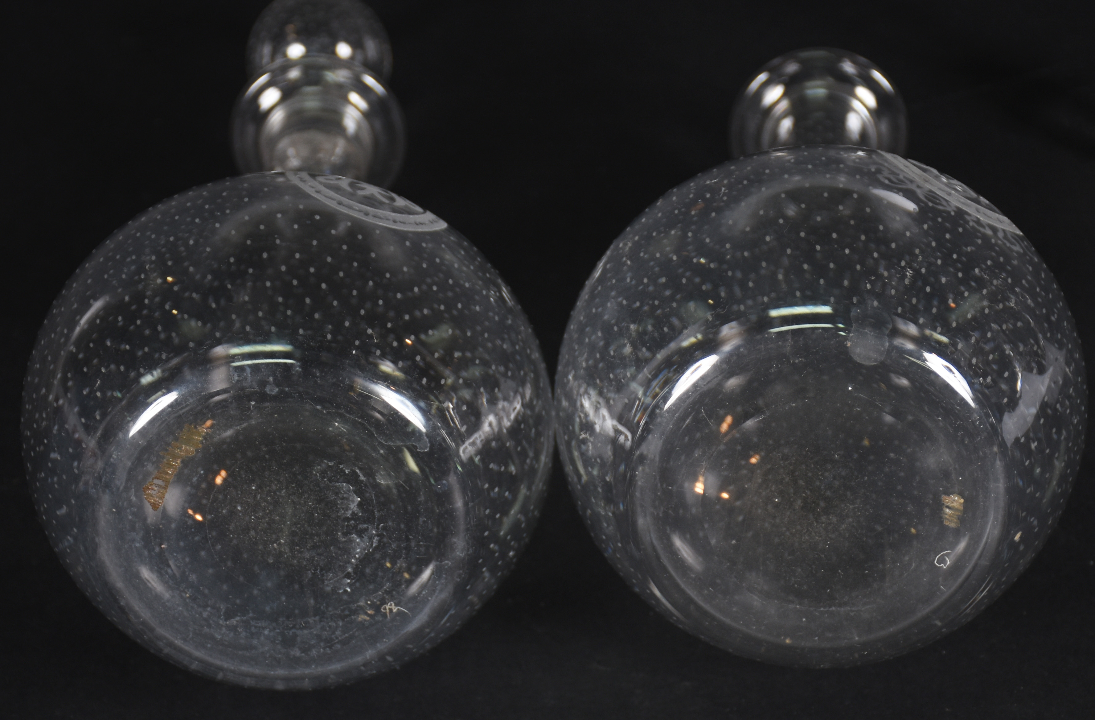 Par de finas licoreiras de cristal francês com monograma, decoração... - foto 3 de 3