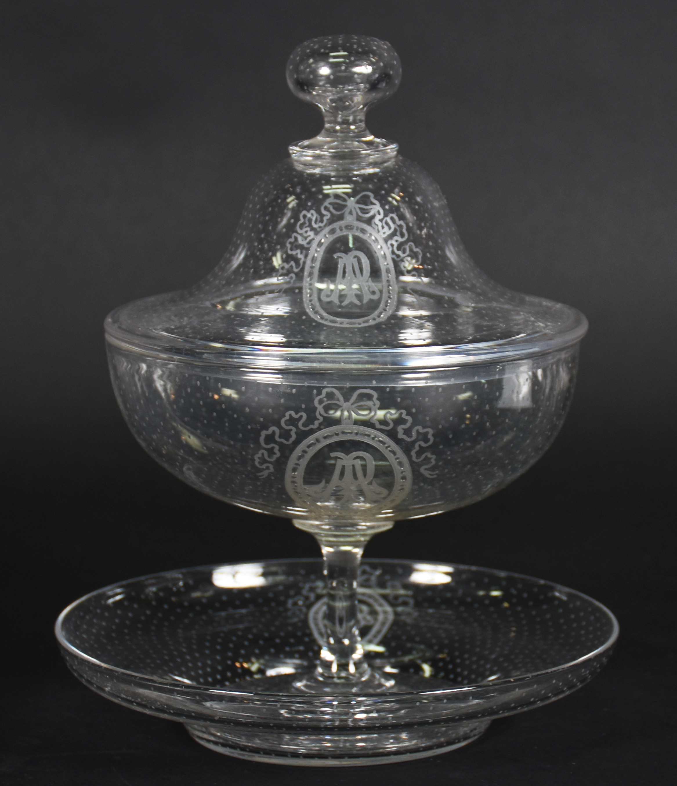 Delicada compoteira com presentoir de cristal frances decorada em... - foto 2 de 3