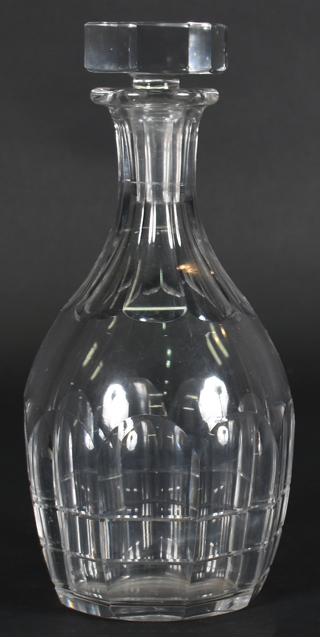 BACCARAT - Garrafa de cristal frances facetado, marcada na base - foto 1 de 3