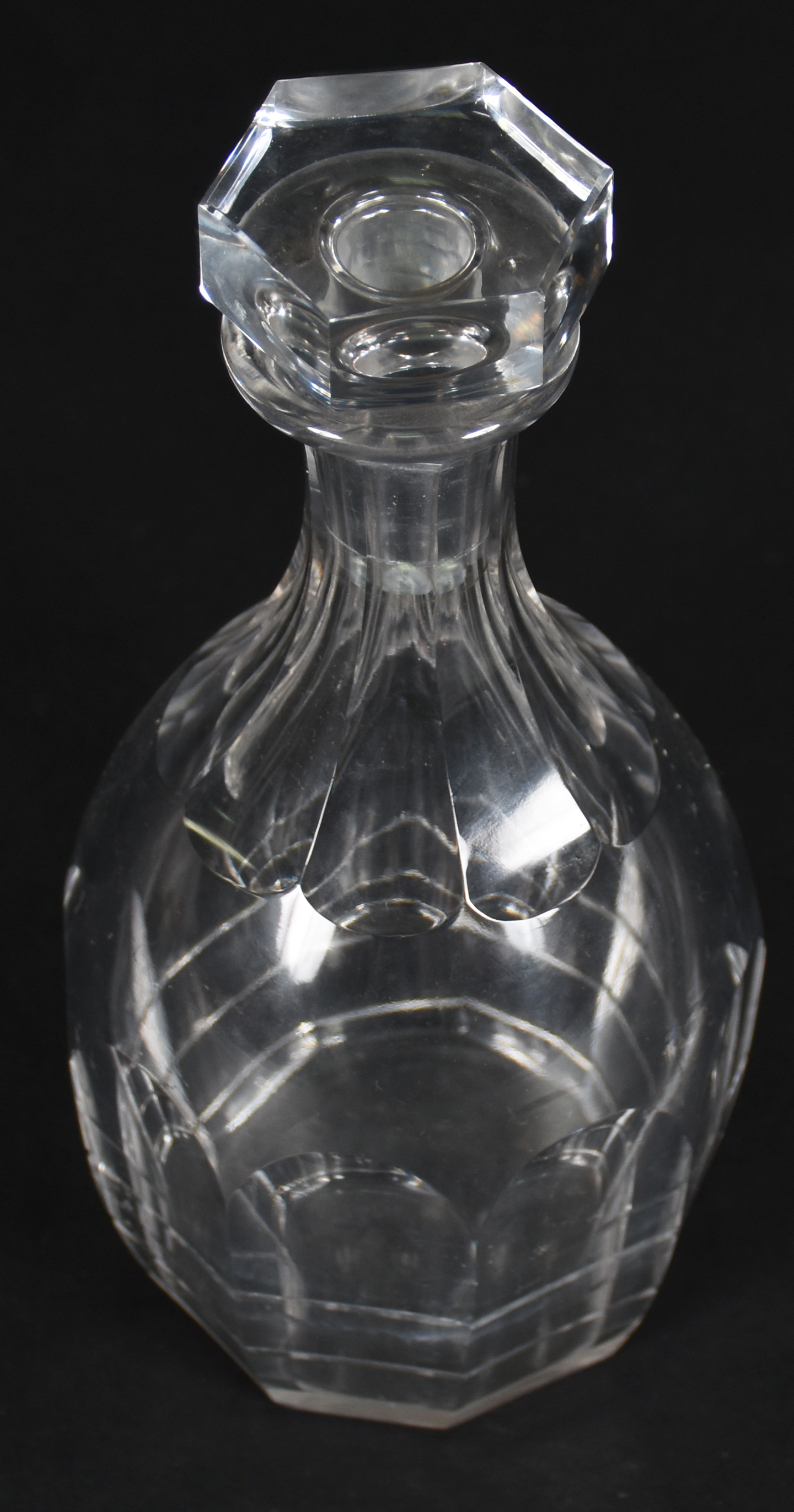 BACCARAT - Garrafa de cristal frances facetado, marcada na base - foto 2 de 3