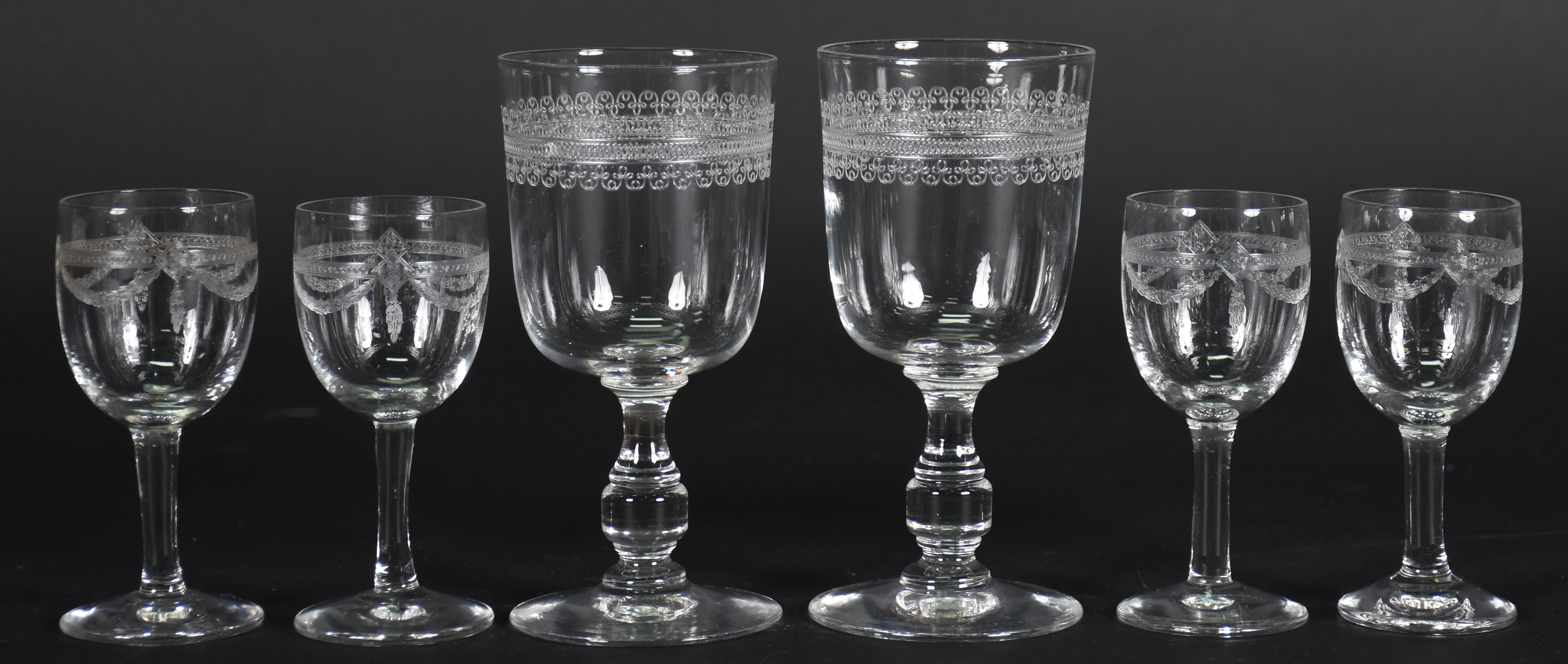 Dois cálices para vinho do porto e 4 de cristal para licor . Total 6... - foto 1 de 3