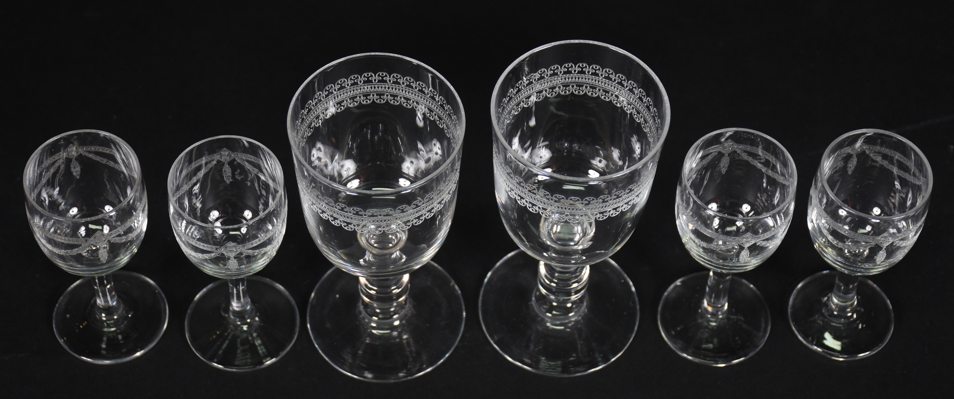 Dois cálices para vinho do porto e 4 de cristal para licor . Total 6... - foto 2 de 3