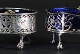 Par  de mostardeiras de prata inglesa contrasta... - Par  de mostardeiras de prata inglesa contrastada, interiores de cristal azul cobalto. Peso total da prata 120 g.