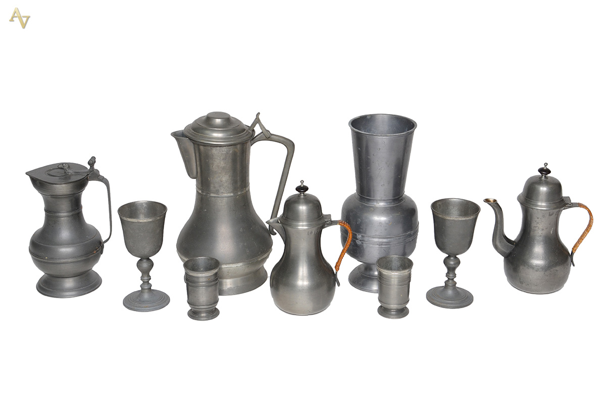 Conjunto com 22 peças diversas de estanho, sendo jarra (altura 28...