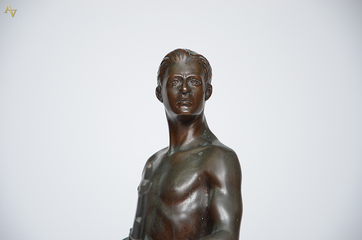 L. L. FAVERO - Escultura de bronze representando homem com armas, com... - foto 2 de 6