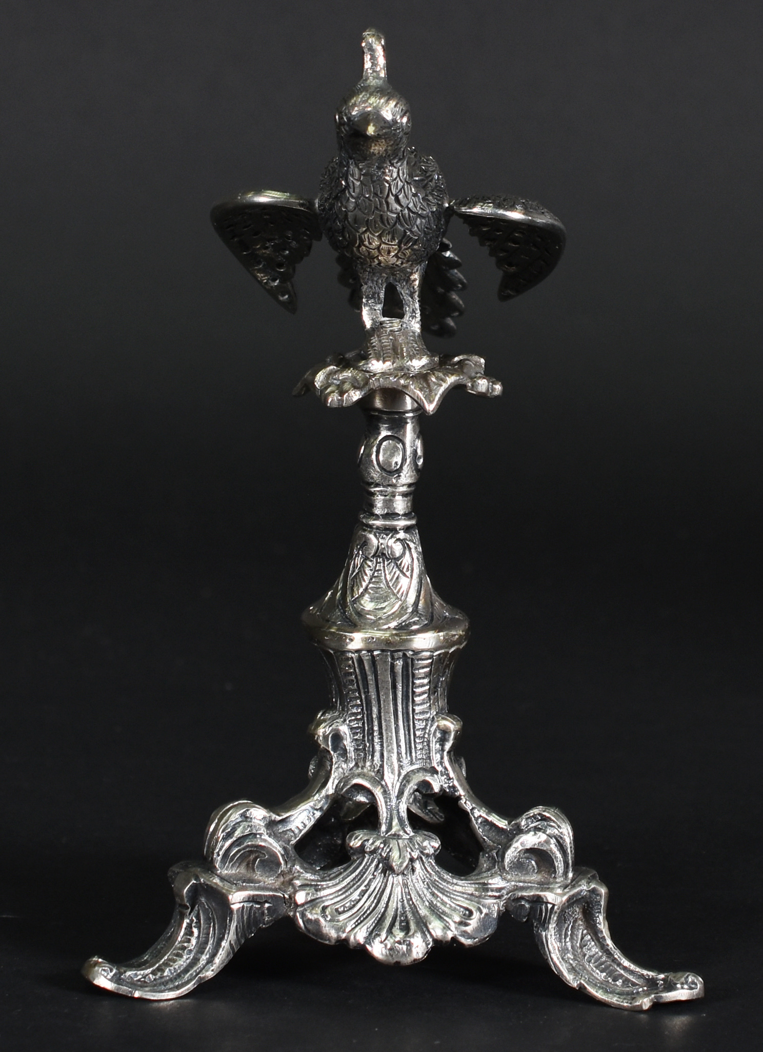 Paliteiro de prata baixa com figura de faisão sobre pedestal. Com... - foto 2 de 4