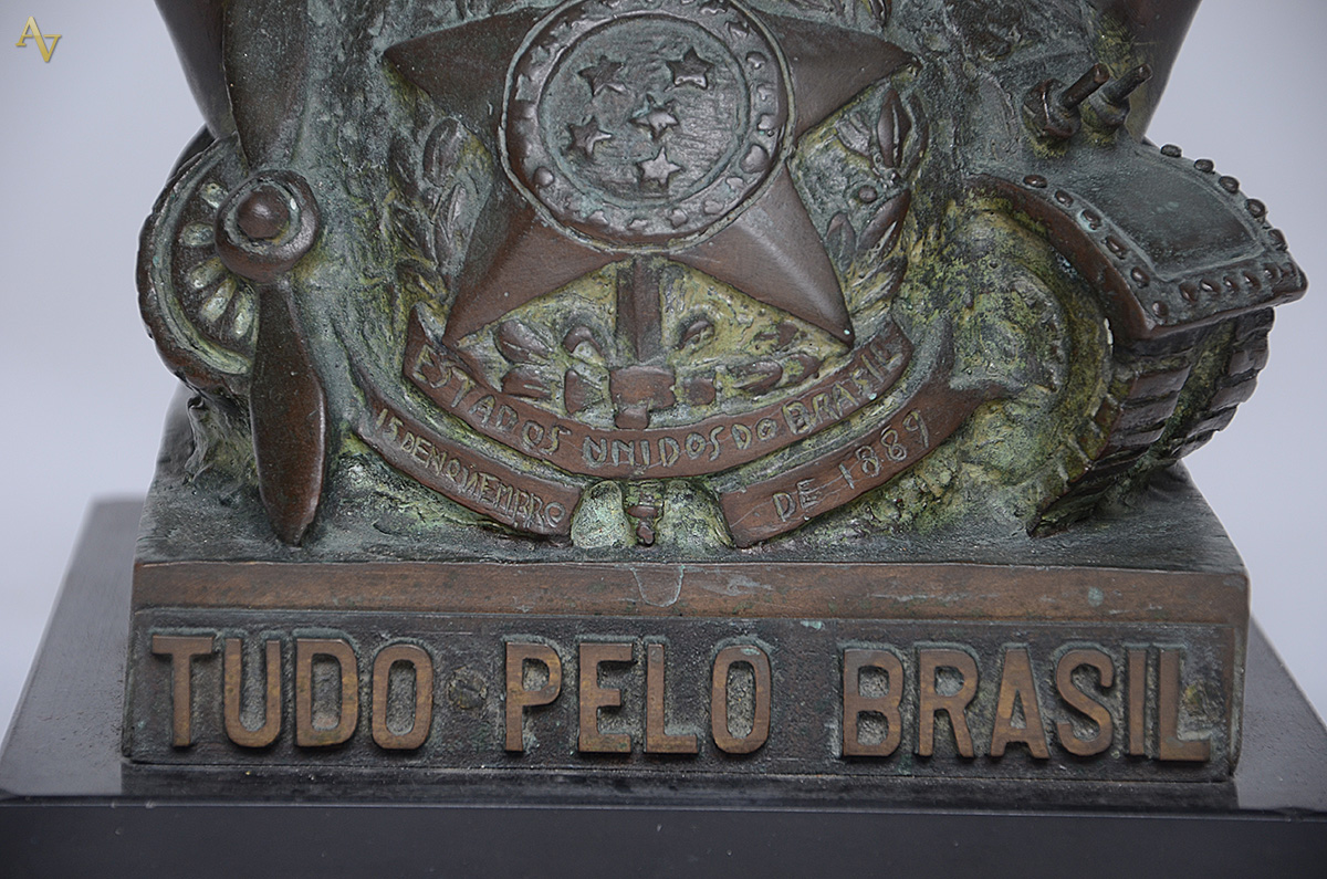 L. L. FAVERO - Escultura de bronze representando homem com armas, com... - foto 3 de 6