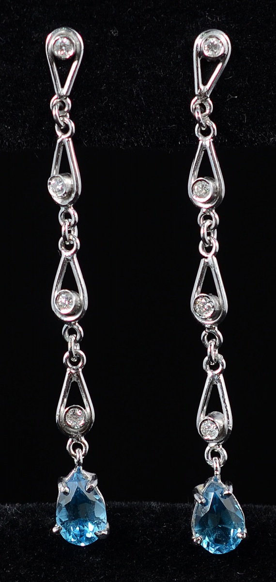 Par de brincos de ouro branco 18 k pendente, com brilhantes e...