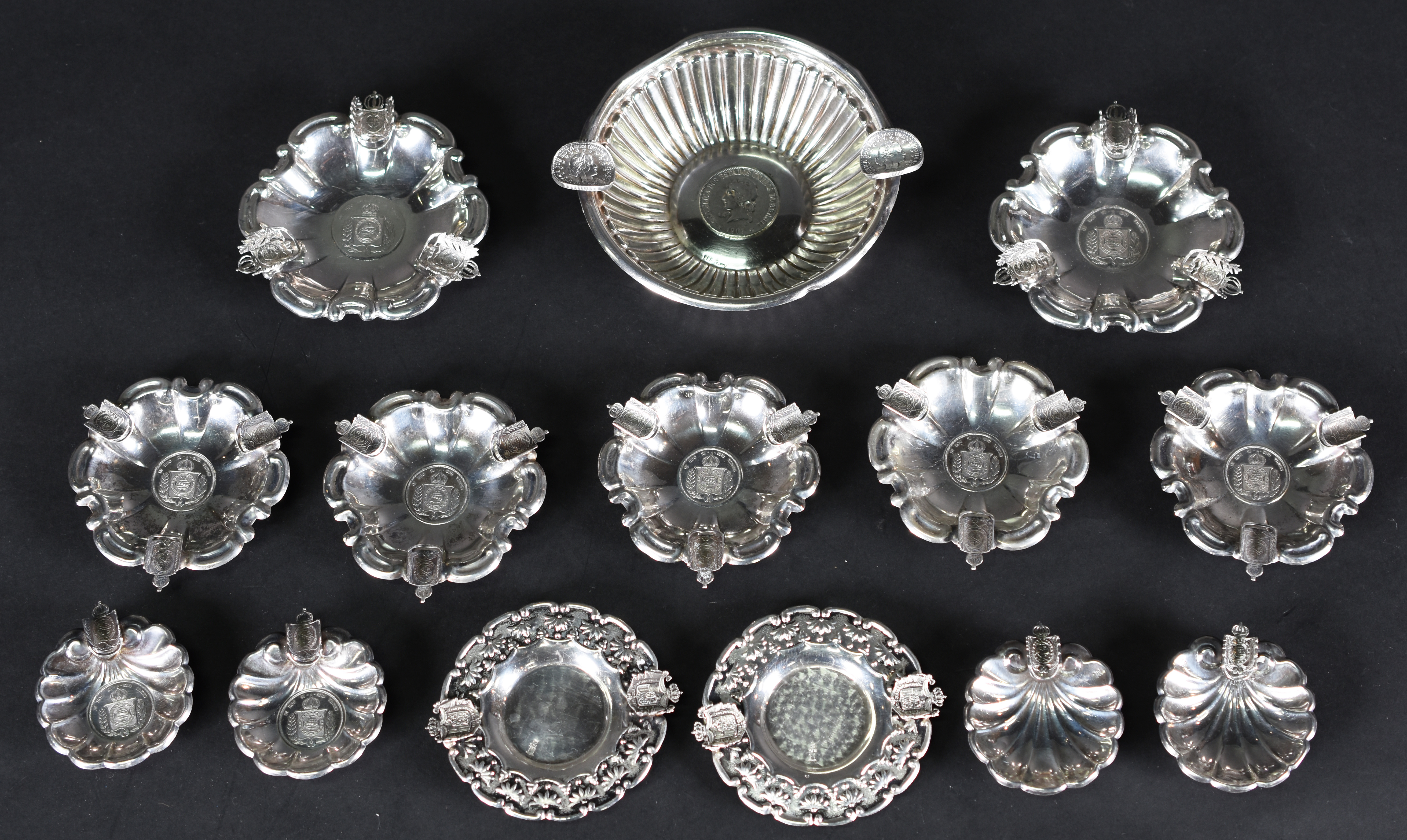 Quatorze cinzeiros diversos de prata de lei decorados com moedas. - foto 2 de 6