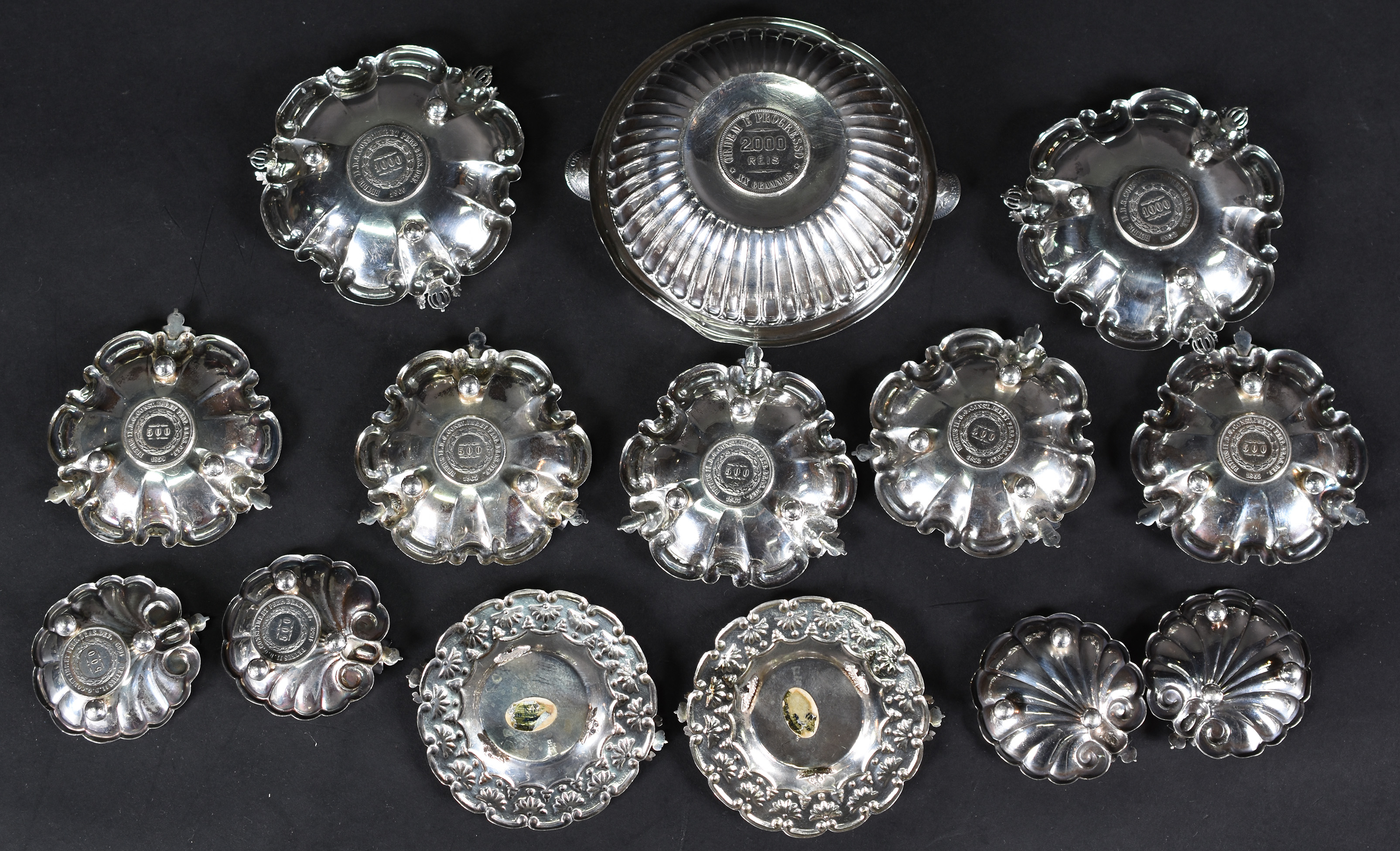 Quatorze cinzeiros diversos de prata de lei decorados com moedas. - foto 3 de 6