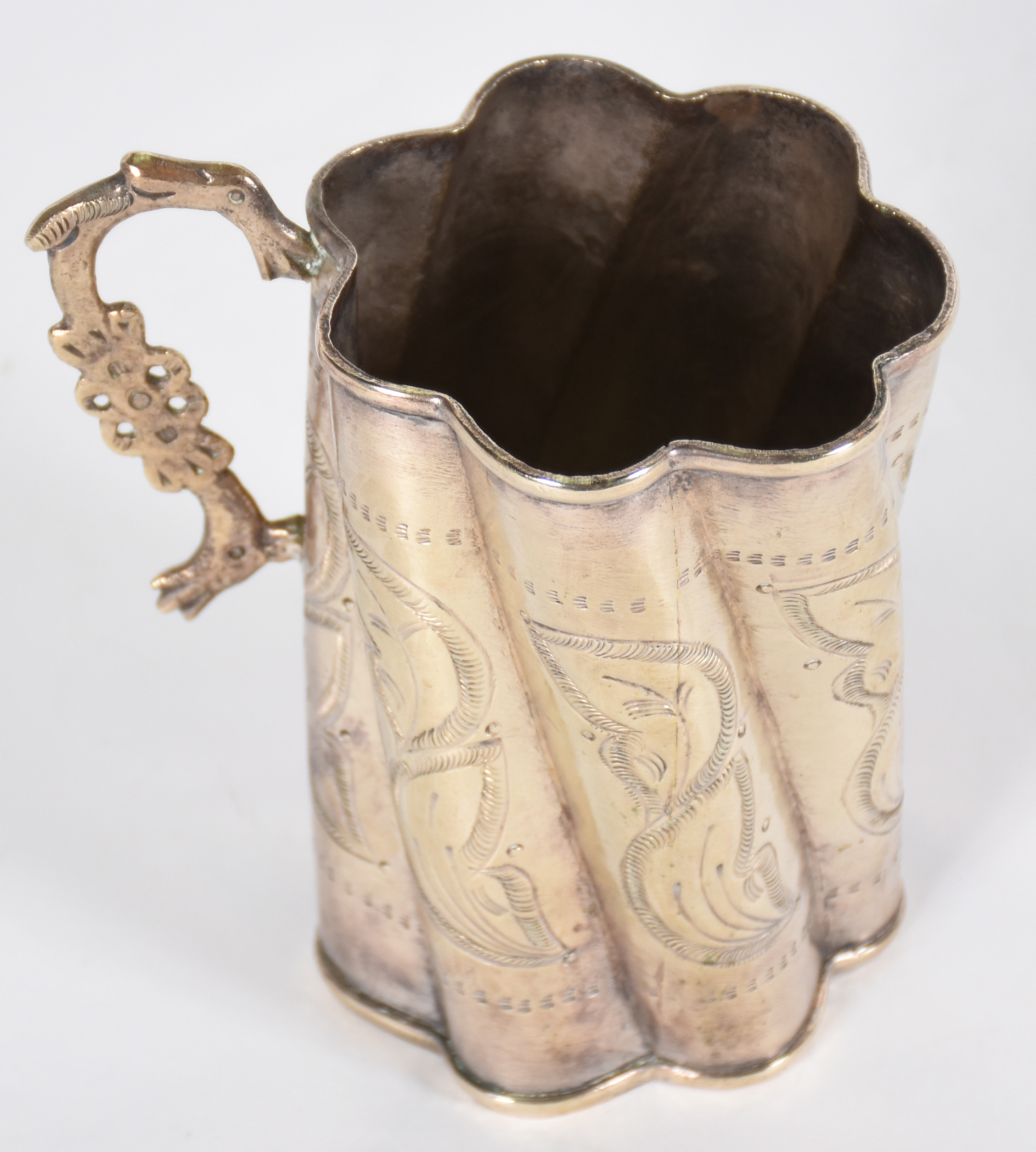 Antiga caneca de metal espessurado a prata trabalhada com folhas... - foto 1 de 4