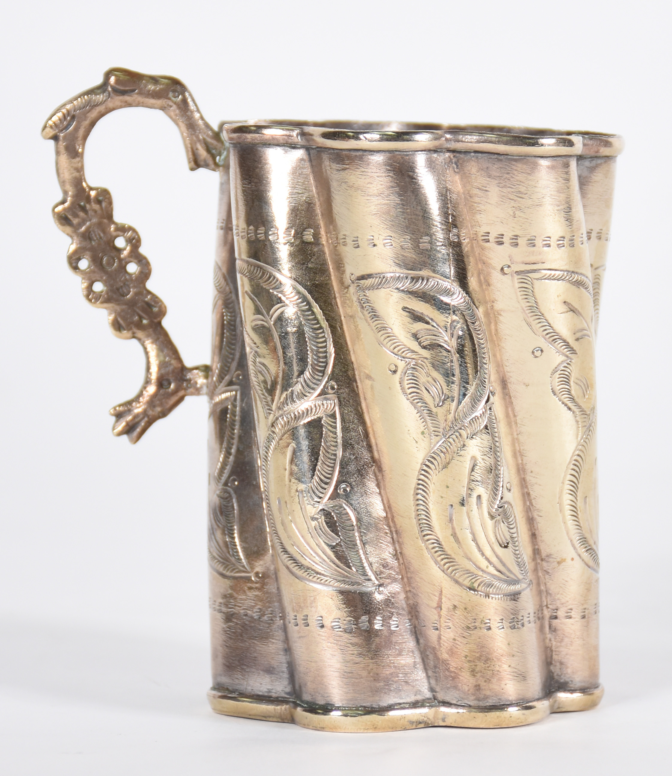 Antiga caneca de metal espessurado a prata trabalhada com folhas... - foto 2 de 4