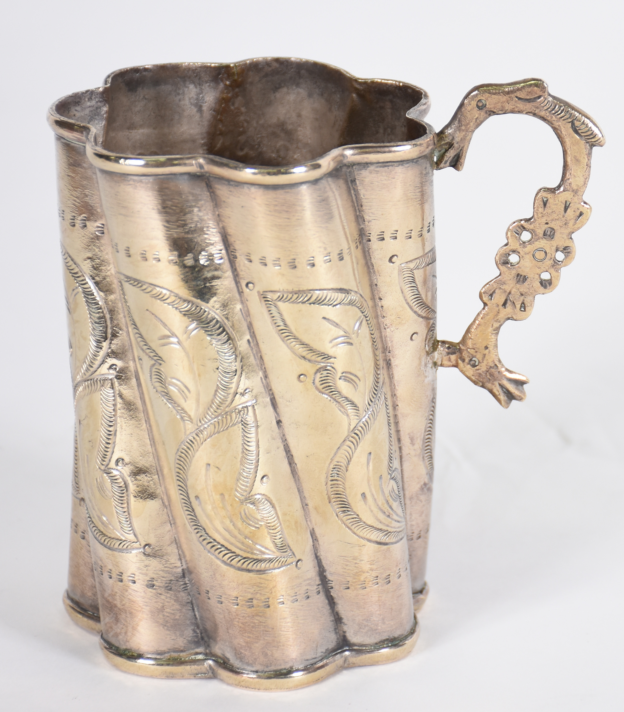 Antiga caneca de metal espessurado a prata trabalhada com folhas... - foto 3 de 4