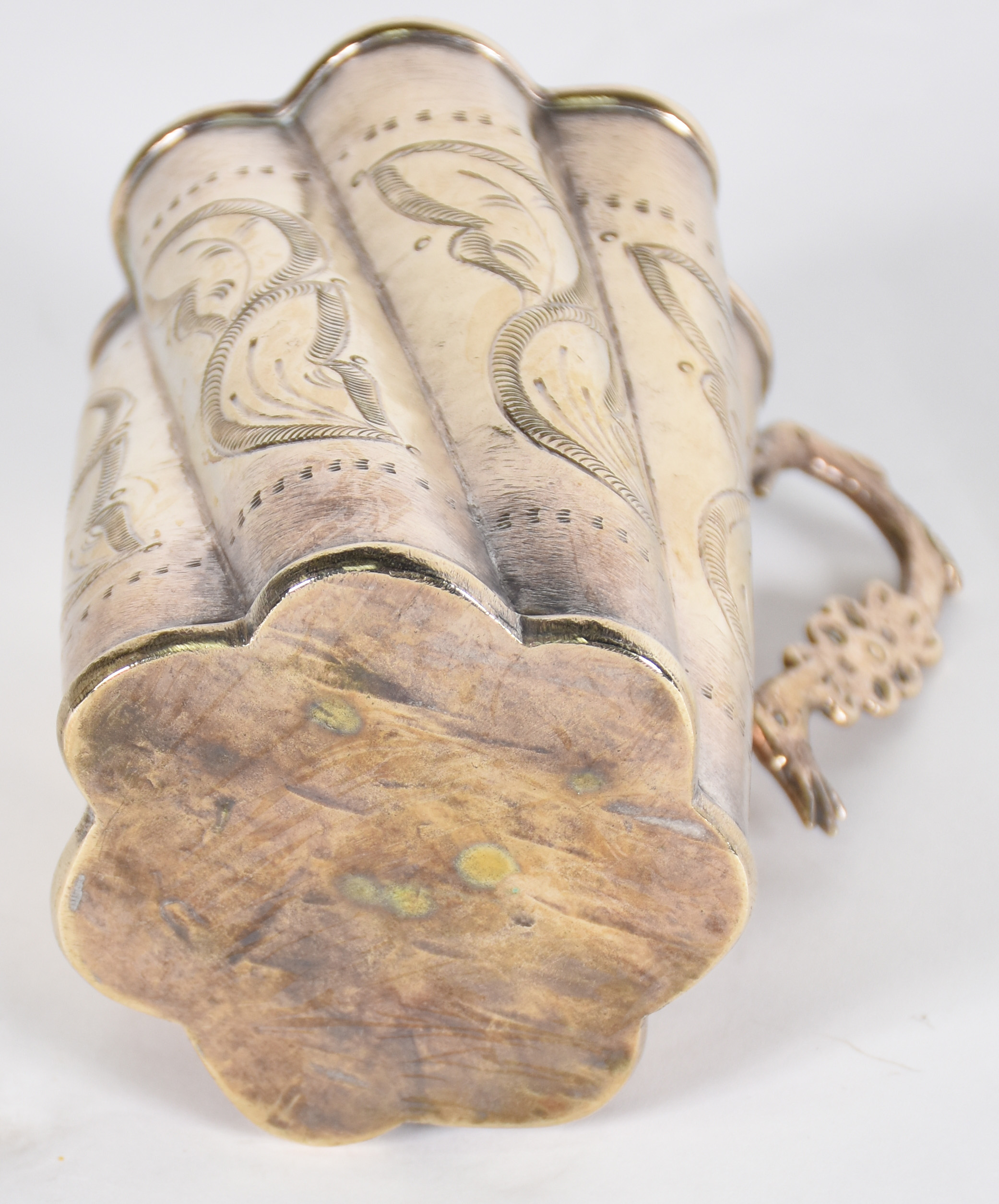 Antiga caneca de metal espessurado a prata trabalhada com folhas... - foto 4 de 4