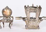Duas miniaturas de prata contrastada, sendo "Li... - Duas miniaturas de prata contrastada, sendo "Liteira  com portas articuladas de cristal bisotado, contraste portugues do Porto, prateiro Marques...
