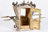 Duas miniaturas de prata contrastada, sendo "Li... - Duas miniaturas de prata contrastada, sendo "Liteira  com portas articuladas de cristal bisotado, contraste portugues do Porto, prateiro Marques...