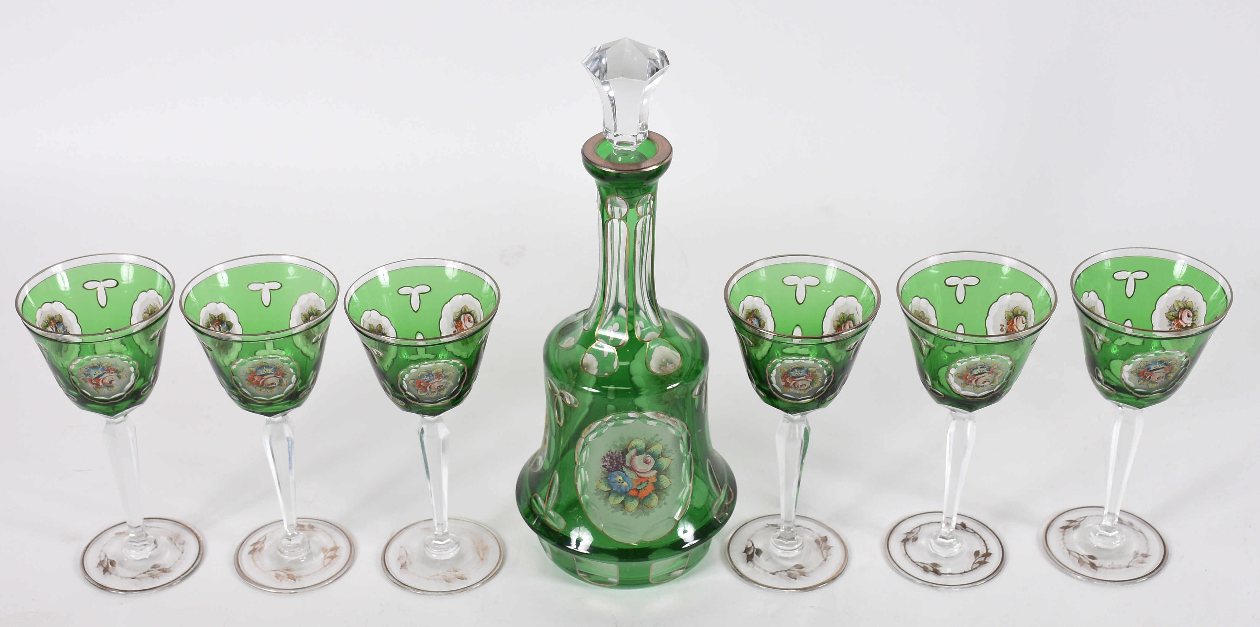 Garrafa com 6 cálices de cristal europeu doublé verde com flores em... - foto 2 de 3