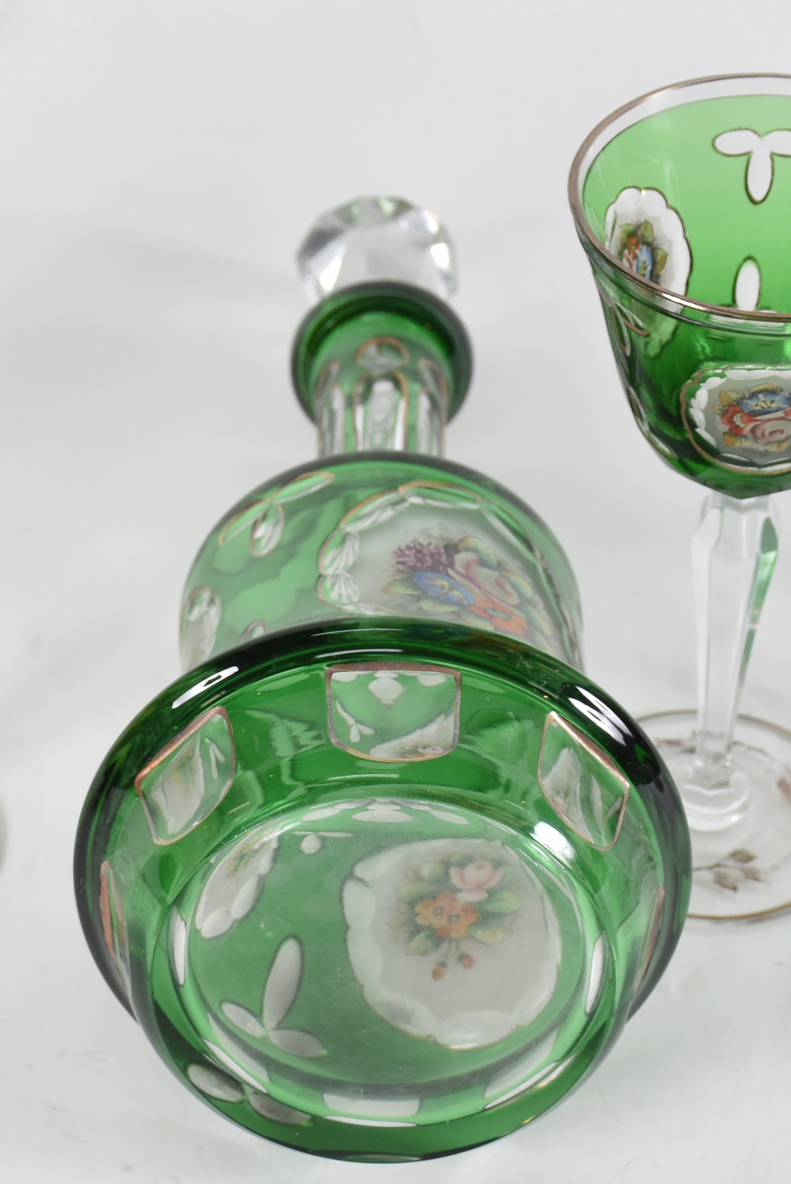 Garrafa com 6 cálices de cristal europeu doublé verde com flores em... - foto 3 de 3