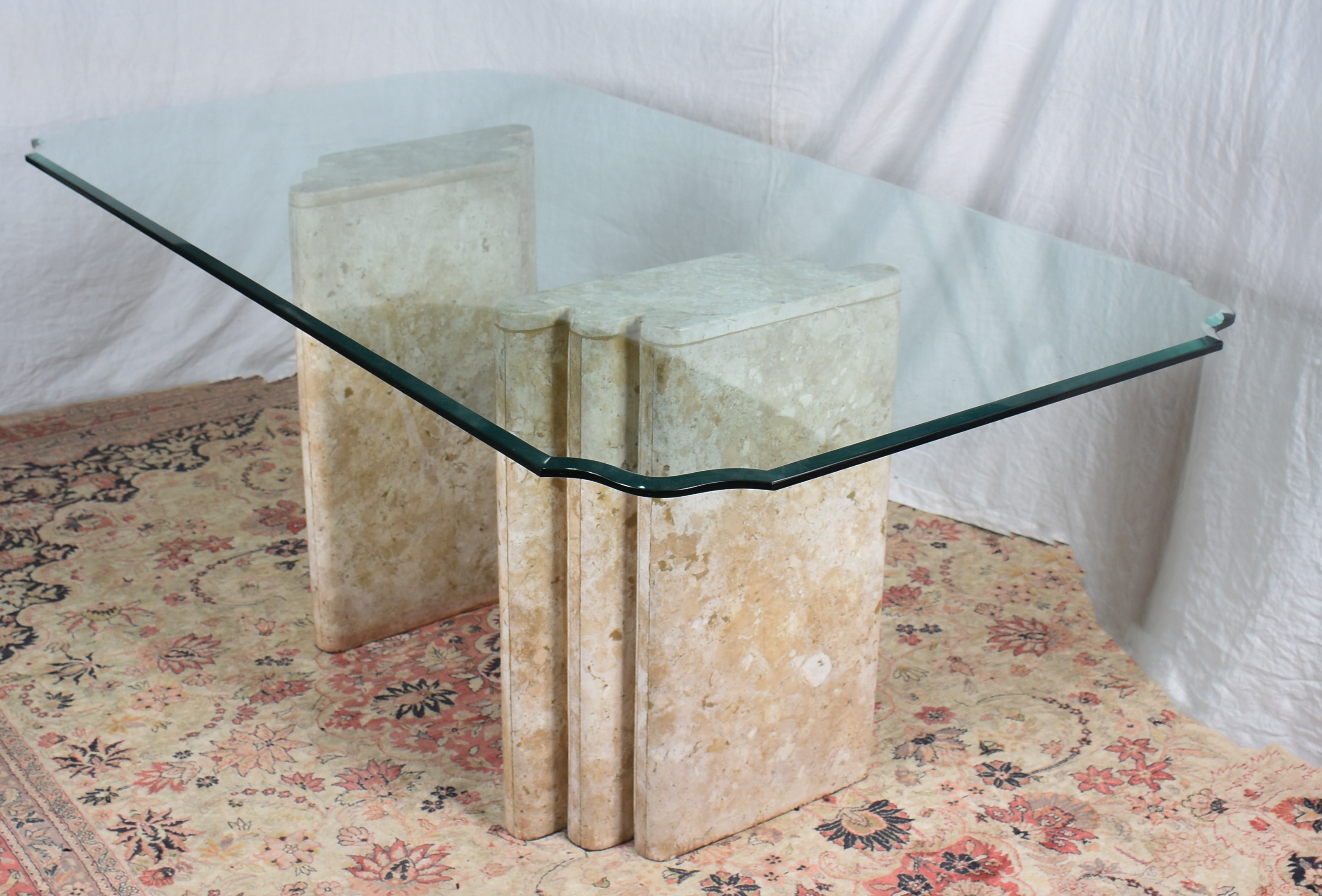 Mesa de jantar com tampo de cristal e base em duas colunas de... - foto 2 de 3