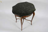 Mesa francesa de madeira parquetada, aplicações... - Mesa francesa de madeira parquetada, aplicações de bronze, tampo de mármore com borda recortada. Medidas 0,69 x 0,60 m e altura 0,77 m.