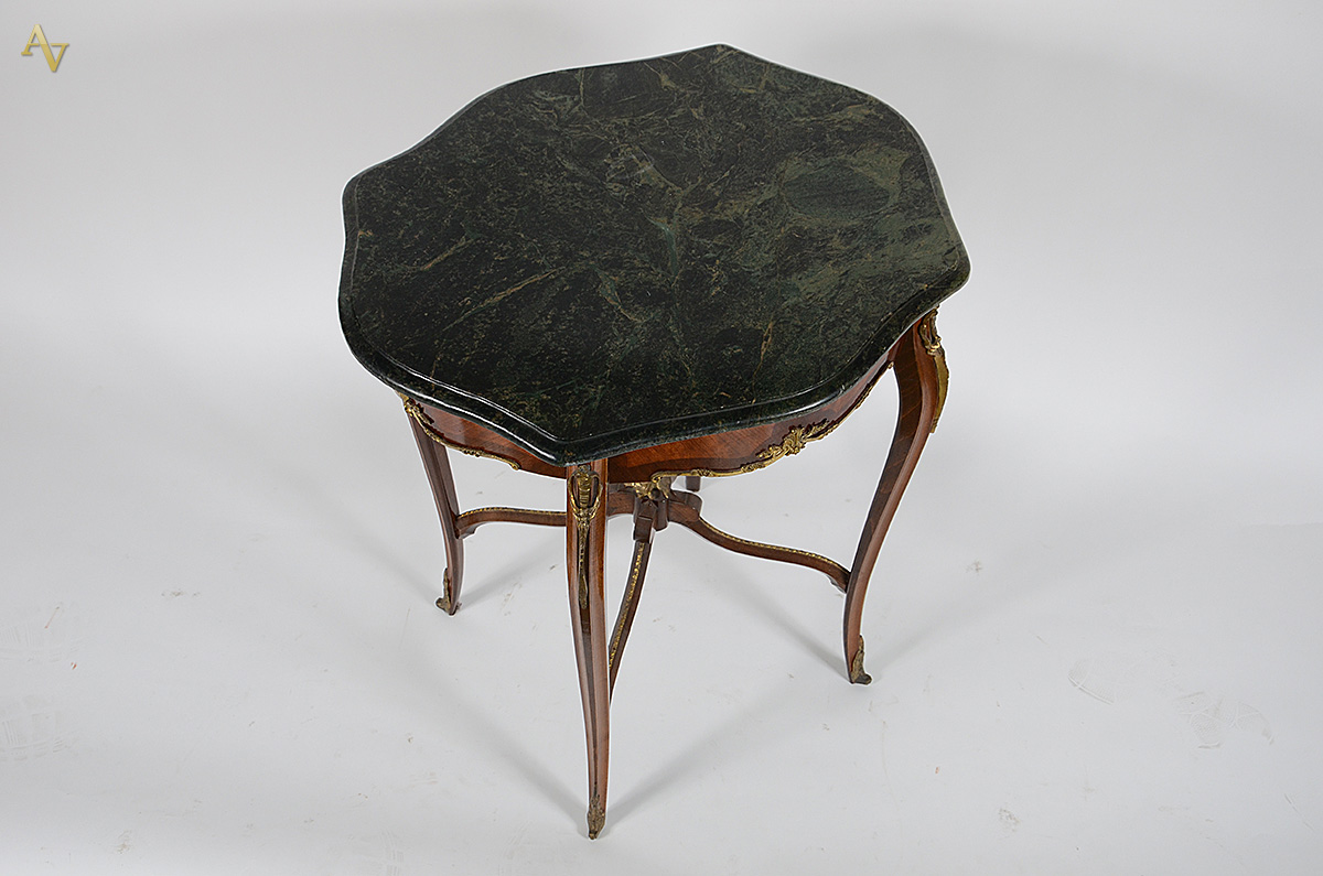 Mesa francesa de madeira parquetada, aplicações de bronze, tampo de... - foto 3 de 3