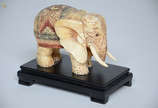 Escultura de osso representando elefante. Medid... - Escultura de osso representando elefante. Medidas 17 x 9,5 cm e altura 13,5 cm.