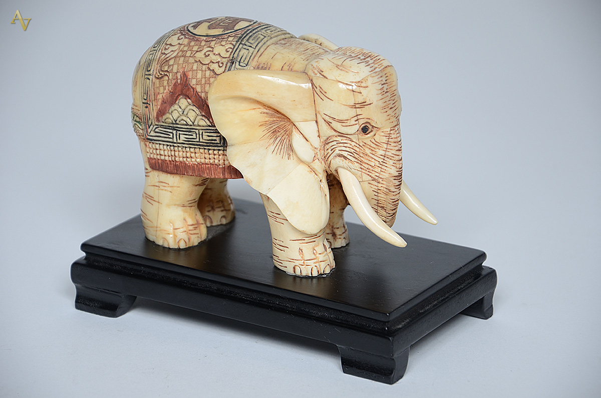 Escultura de osso representando elefante. Medidas 17 x 9,5 cm e... - foto 1 de 2