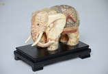Escultura de osso representando elefante. Medid... - Escultura de osso representando elefante. Medidas 17 x 9,5 cm e altura 13,5 cm.