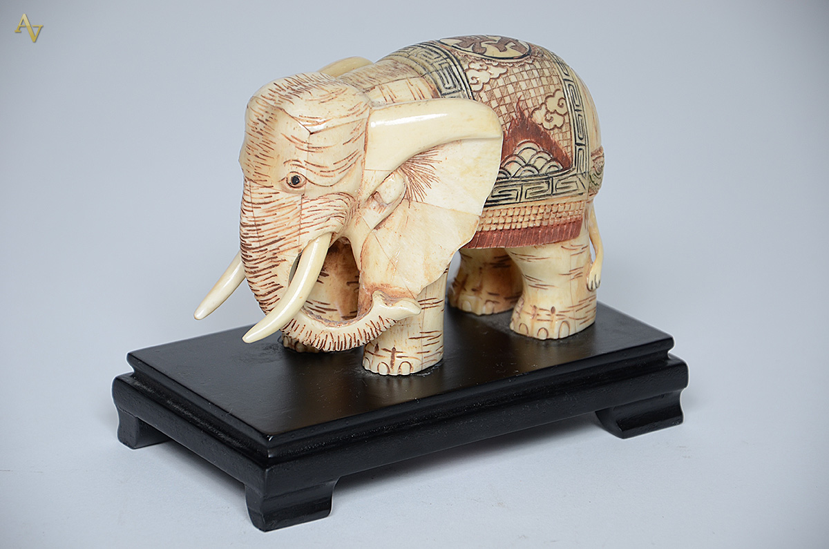 Escultura de osso representando elefante. Medidas 17 x 9,5 cm e... - foto 2 de 2
