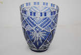 Vaso de cristal lapidado doublé azul. Altura 21... - Vaso de cristal lapidado doublé azul. Altura 21 cm.