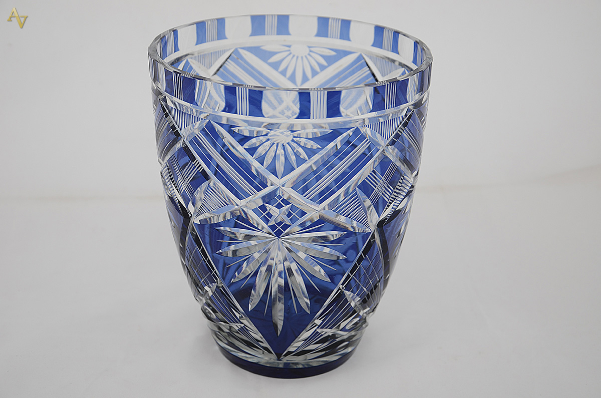 Vaso de cristal lapidado doublé azul. Altura 21 cm.