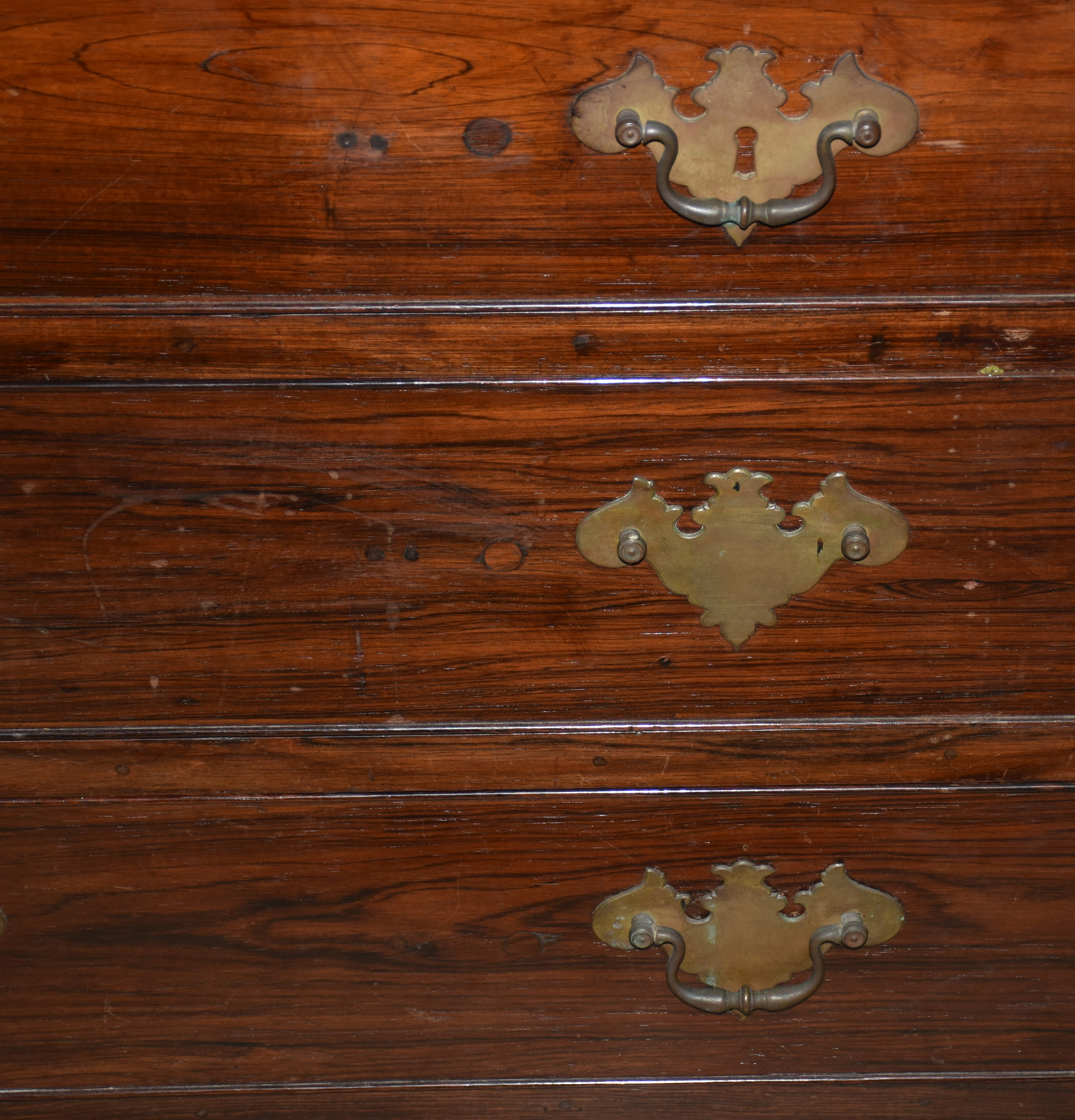 Excepcional Cômoda papeleira de jacarandá, tres gavetões e duas... - foto 4 de 5