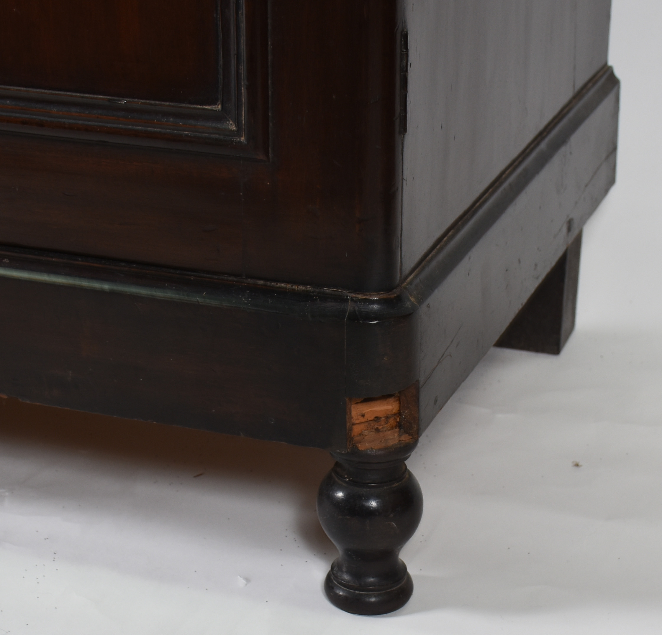 Grande cômoda de madeira nobre, 2 gavetas e 2 portas almofadadas , 4... - foto 6 de 6
