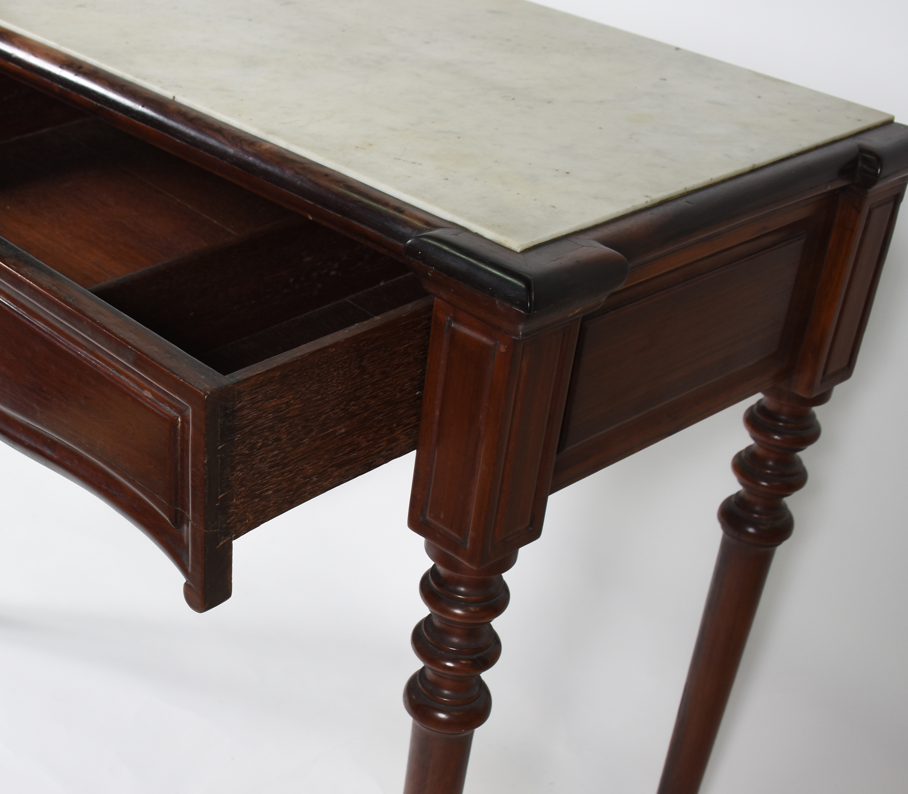 Mesa de encostar de jacarandá com gaveta com entalhe , tampo de... - foto 3 de 4