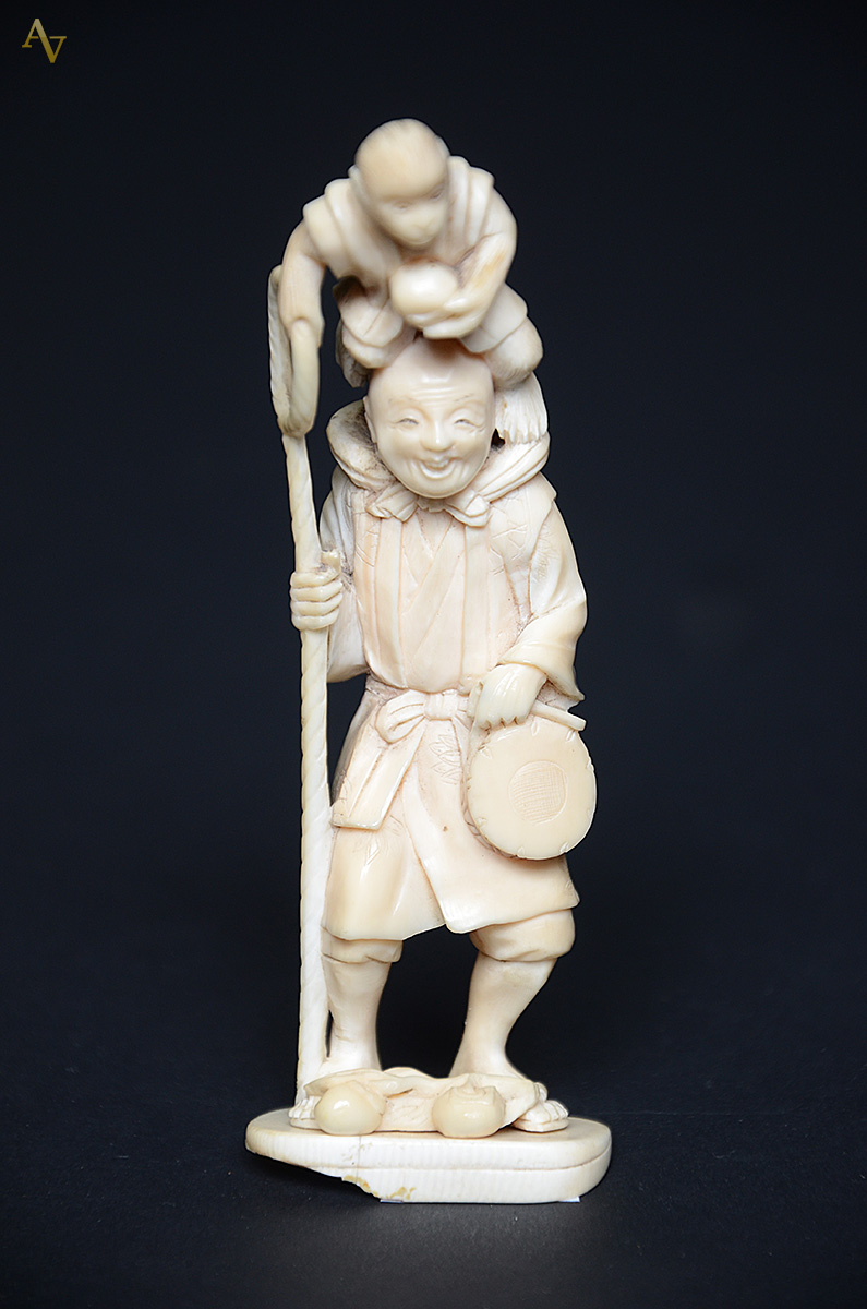 Escultura de marfim representando homem com criança, assinado. Altura... - foto 1 de 2