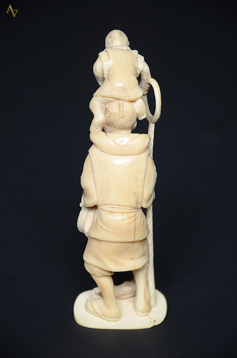 Escultura de marfim representando homem com criança, assinado. Altura... - foto 2 de 2