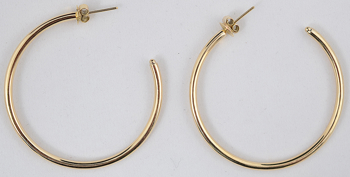Par de argolas de ouro 18 k. Peso total 9,5 g - Diâmetro 50 mm.