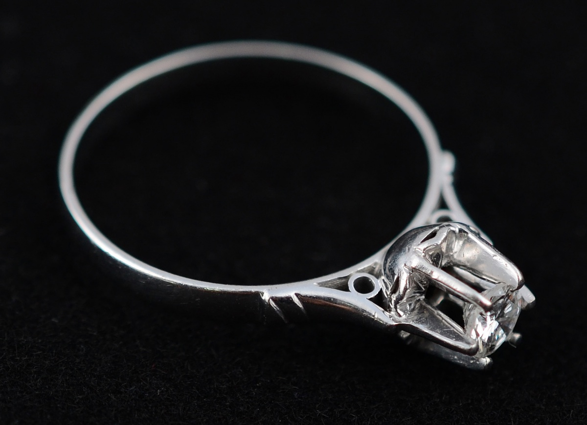 Antigo anel solitário de ouro branco com aproximadamente 0.20 ct de...