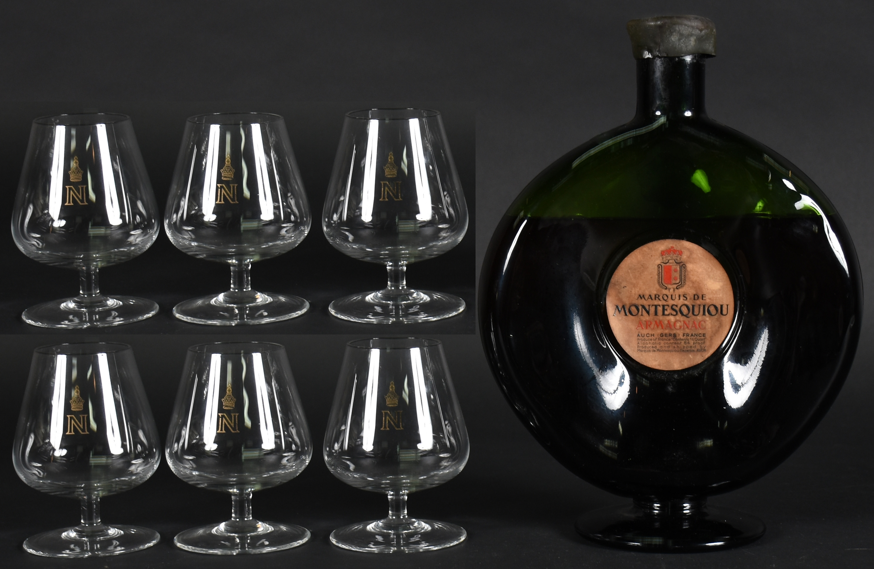 Seis cálices para cognac com as iniciais "N" e garrafa de bebida... - foto 1 de 5