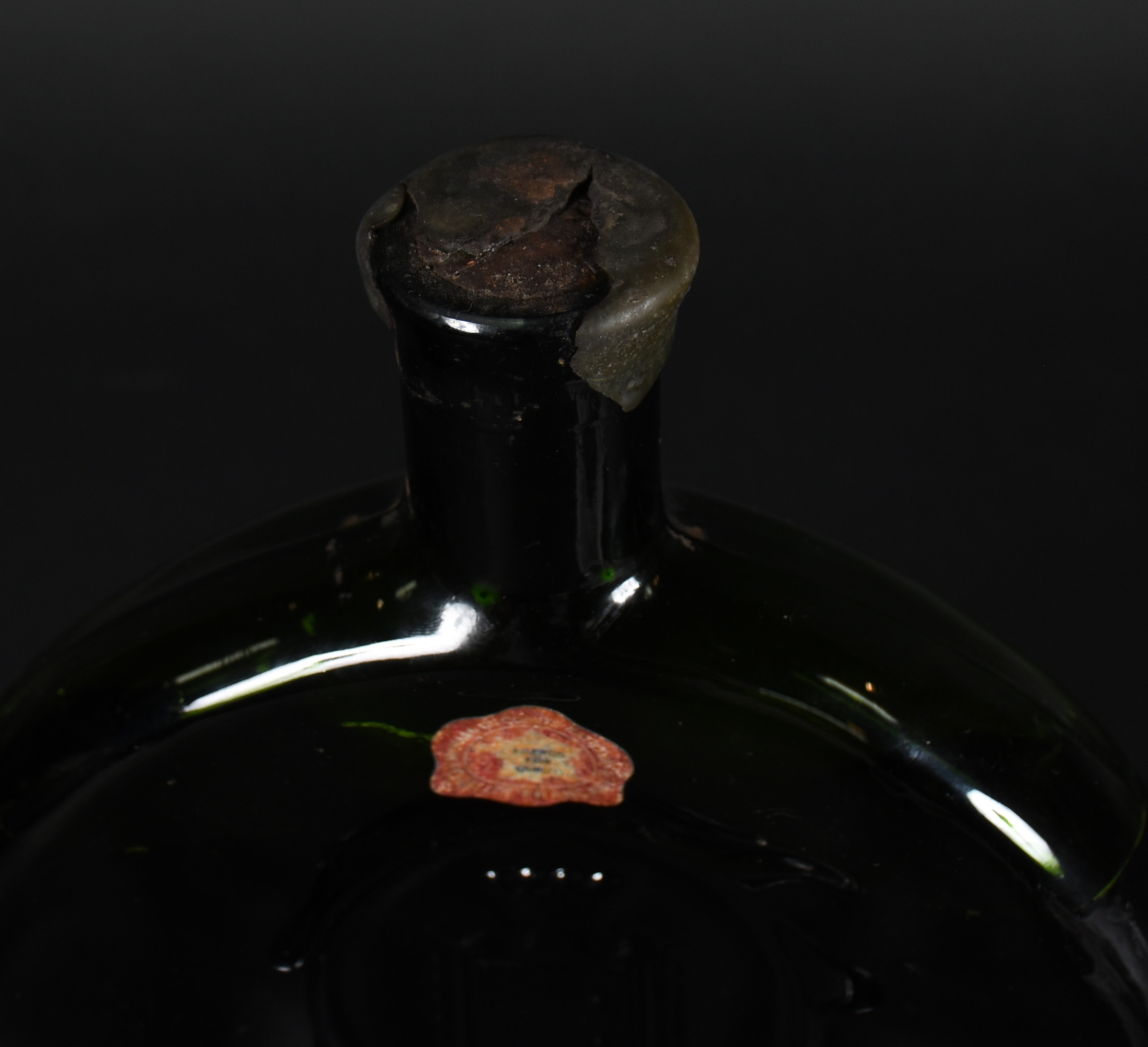 Seis cálices para cognac com as iniciais "N" e garrafa de bebida... - foto 3 de 5