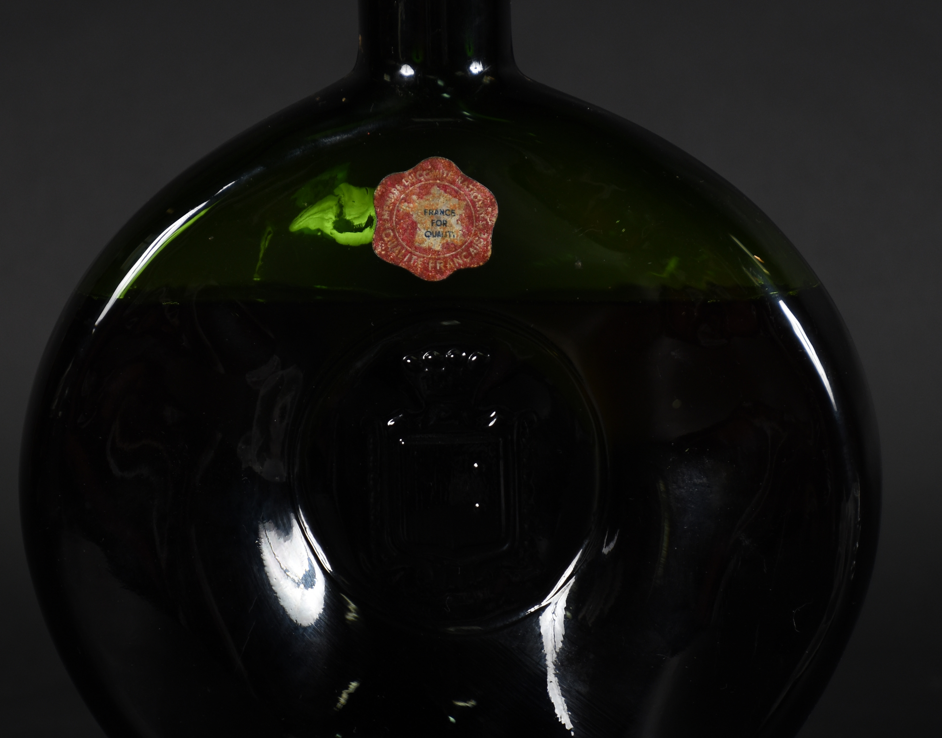 Seis cálices para cognac com as iniciais "N" e garrafa de bebida... - foto 4 de 5