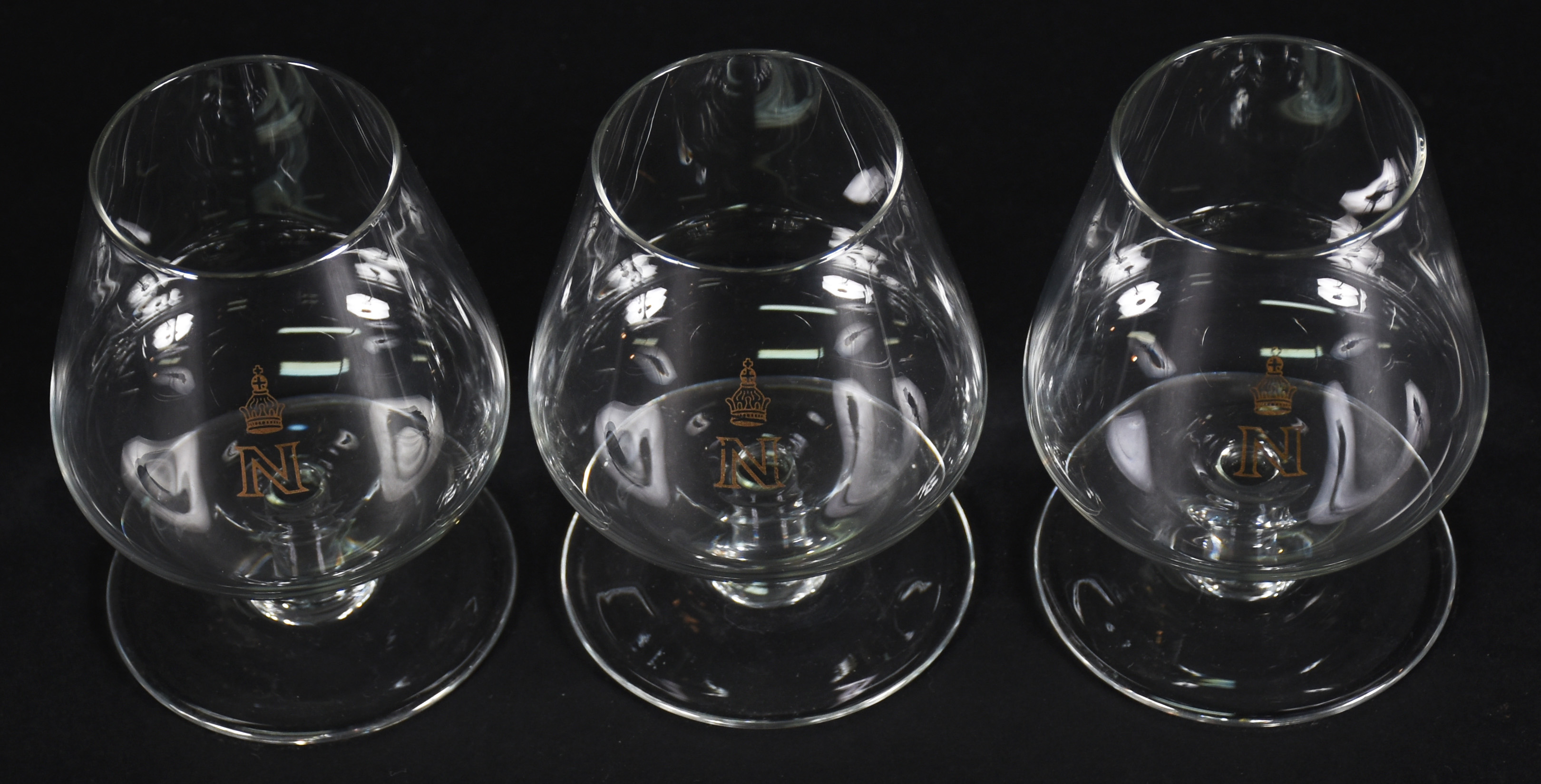 Seis cálices para cognac com as iniciais "N" e garrafa de bebida... - foto 5 de 5