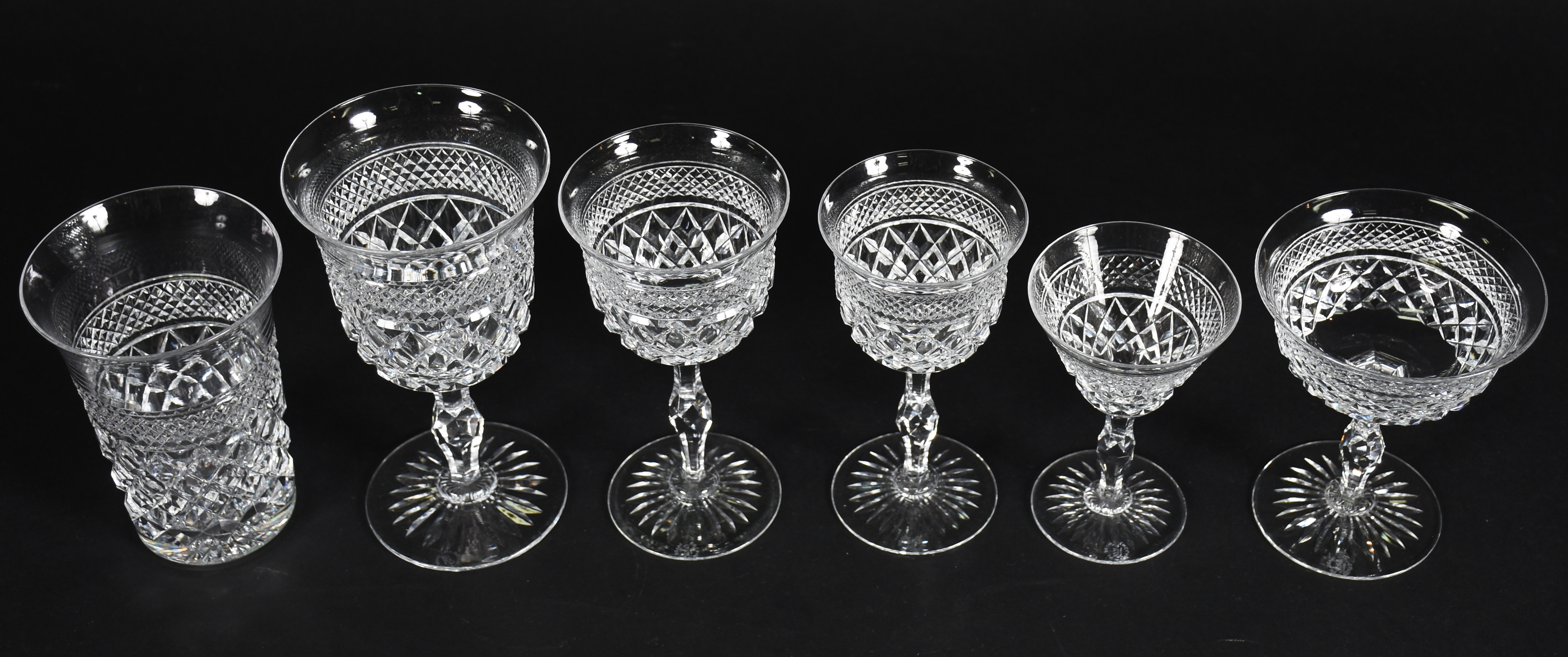 Serviço de cristal inglês lapidado, marca WEBB nas bases, composto de... - foto 2 de 3